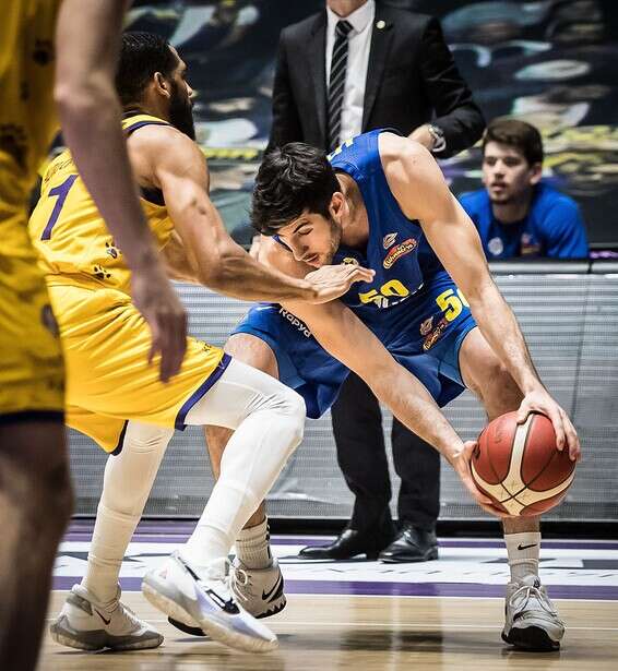 זוסמן עם הכדור. דקות ראשונות אחרי פציעה ממושכת // צילום: עודד קרני